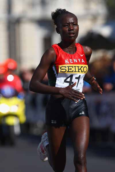 Mary Keitany, 1° donna sotto l'ora e 6 minuti 