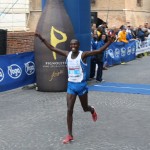 FERRARA SI COLORA DI KENIA NELL’HALF MARATHON